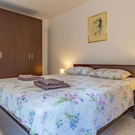 Cozy Apartment In Pula With Kitchen Exterior photo